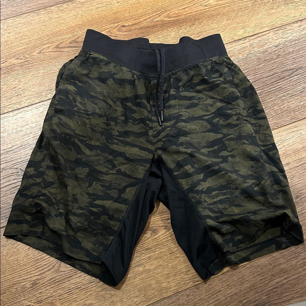 Lululemon T.H.E. Mens Athletic Camo Shorts with Built in Tight shorts‎ Size S